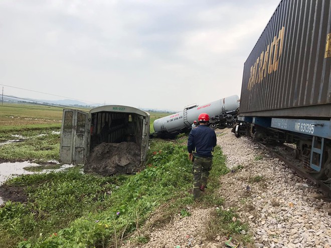 4 toa tàu hàng lật ra quốc lộ sau va chạm kinh hoàng với xe tải ở Nghệ An - Ảnh 2.