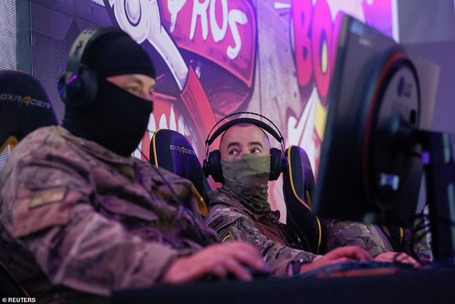 Lính đặc nhiệm Ukraine đeo kính nhìn xuyên đêm, xách súng trường đi đấu game - Ảnh 4. Lính đặc nhiệm Ukraine đeo kính nhìn xuyên đêm, xách súng trường đi đấu game - Ảnh 4.
