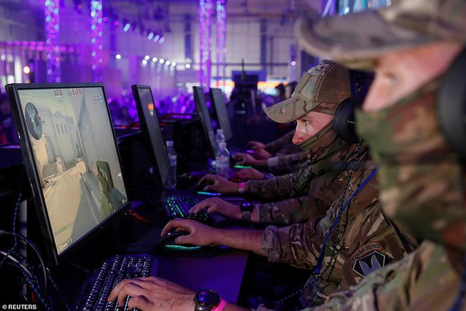 Lính đặc nhiệm Ukraine đeo kính nhìn xuyên đêm, xách súng trường đi đấu game - Ảnh 5. Lính đặc nhiệm Ukraine đeo kính nhìn xuyên đêm, xách súng trường đi đấu game - Ảnh 5.