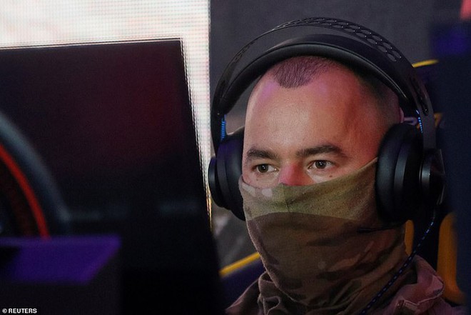 Lính đặc nhiệm Ukraine đeo kính nhìn xuyên đêm, xách súng trường đi đấu game - Ảnh 6. Lính đặc nhiệm Ukraine đeo kính nhìn xuyên đêm, xách súng trường đi đấu game - Ảnh 6.