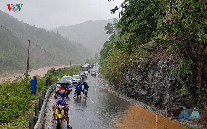 Hình ảnh mưa lũ kinh hoàng, gây sạt lở chia cắt đường Hồ Chí Minh - Ảnh 5.