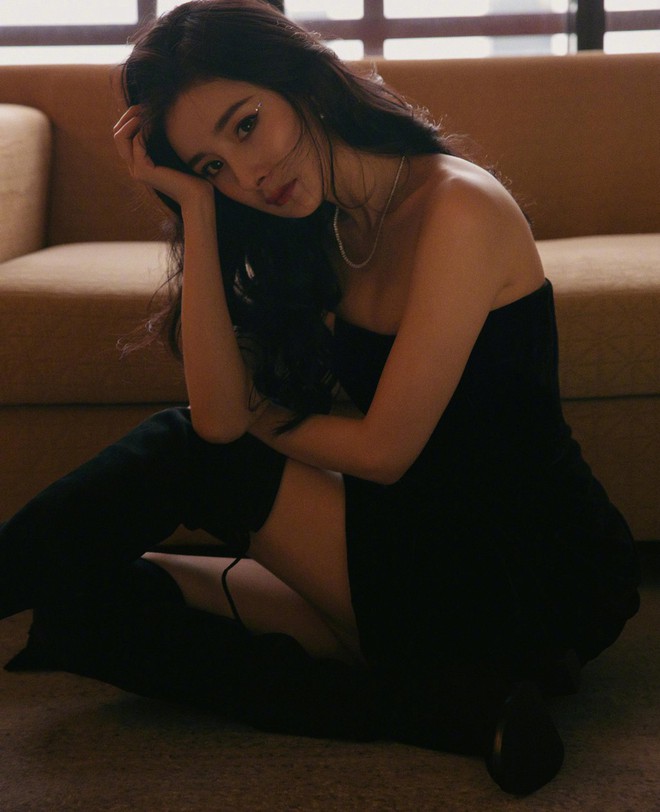 Cũng giống Song Hye Kyo, Dương Mịch hậu ly hôn càng ngày càng nóng bỏng, táo bạo diện váy quây khoe ngực đẫy đà - Ảnh 2.