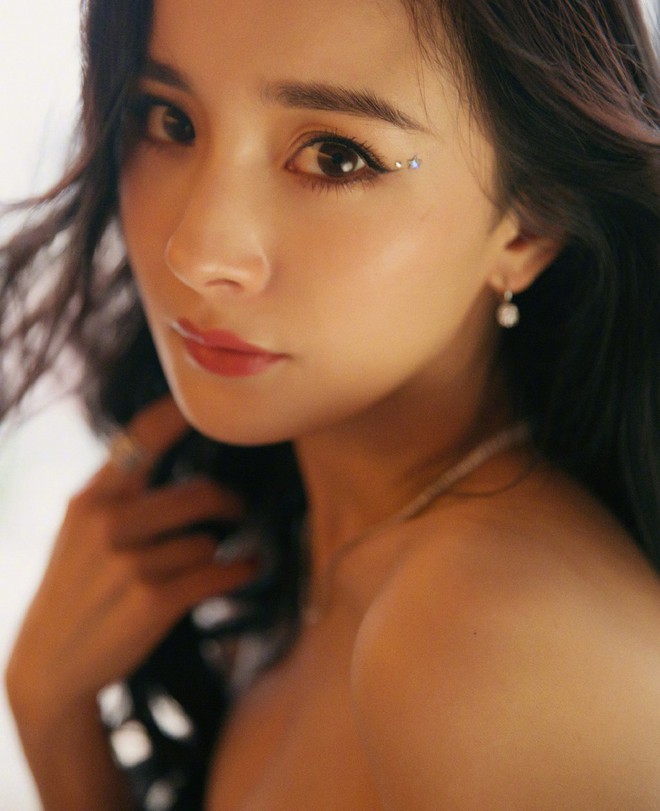 Cũng giống Song Hye Kyo, Dương Mịch hậu ly hôn càng ngày càng nóng bỏng, táo bạo diện váy quây khoe ngực đẫy đà - Ảnh 5.