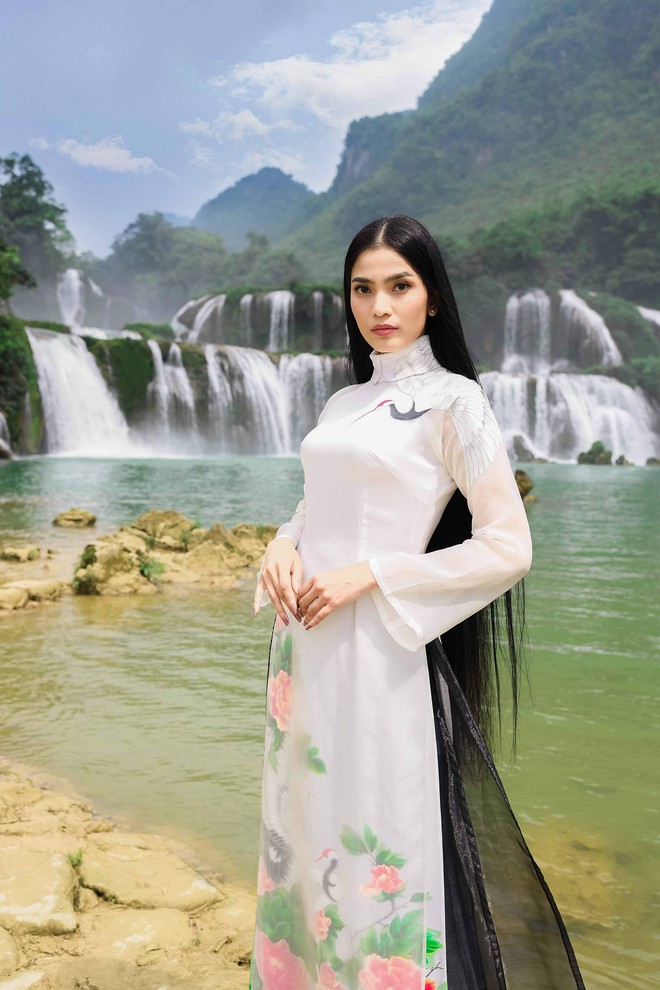 Sao Việt chụp ảnh kỷ niệm trên đường đi tặng sách - Ảnh 2. Sao Việt chụp ảnh kỷ niệm trên đường đi tặng sách - Ảnh 2.