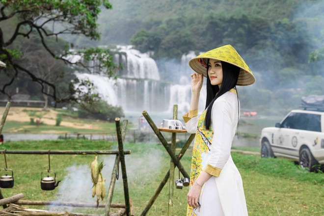 Sao Việt chụp ảnh kỷ niệm trên đường đi tặng sách - Ảnh 3. Sao Việt chụp ảnh kỷ niệm trên đường đi tặng sách - Ảnh 3.