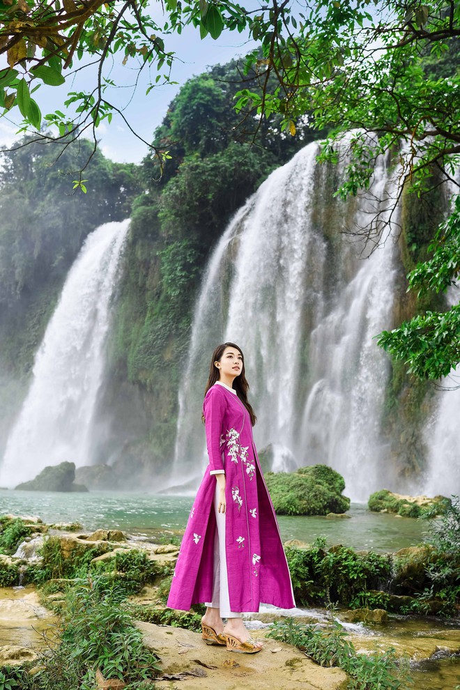 Sao Việt chụp ảnh kỷ niệm trên đường đi tặng sách - Ảnh 4. Sao Việt chụp ảnh kỷ niệm trên đường đi tặng sách - Ảnh 4.