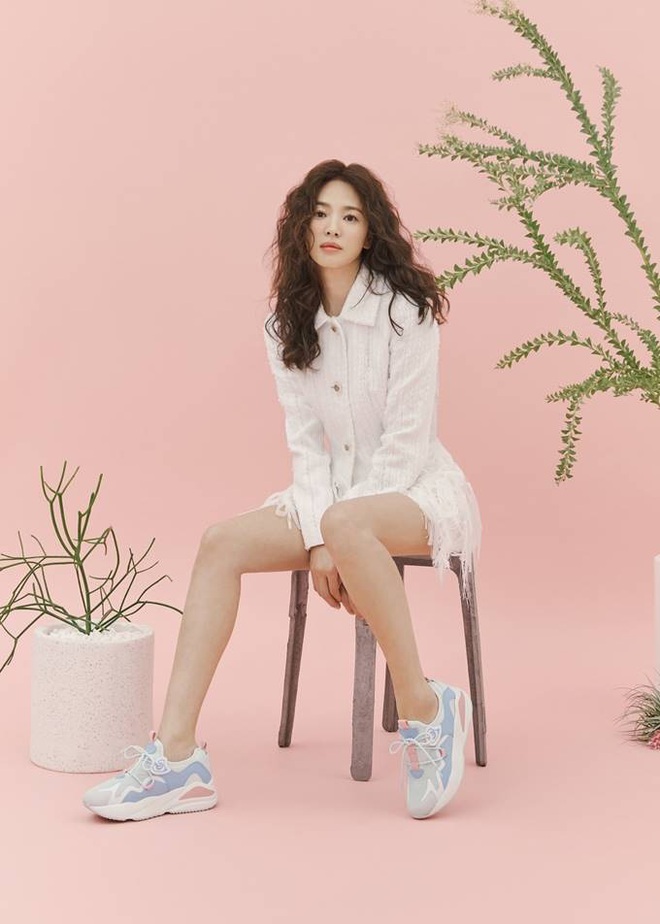 Hậu tin đồn tái hôn với đại gia Hong Kong, Song Hye Kyo tái xuất với mái tóc xoăn đầy khác lạ và cá tính - Ảnh 4. Hậu tin đồn tái hôn với đại gia Hong Kong, Song Hye Kyo tái xuất với mái tóc xoăn đầy khác lạ và cá tính - Ảnh 4.