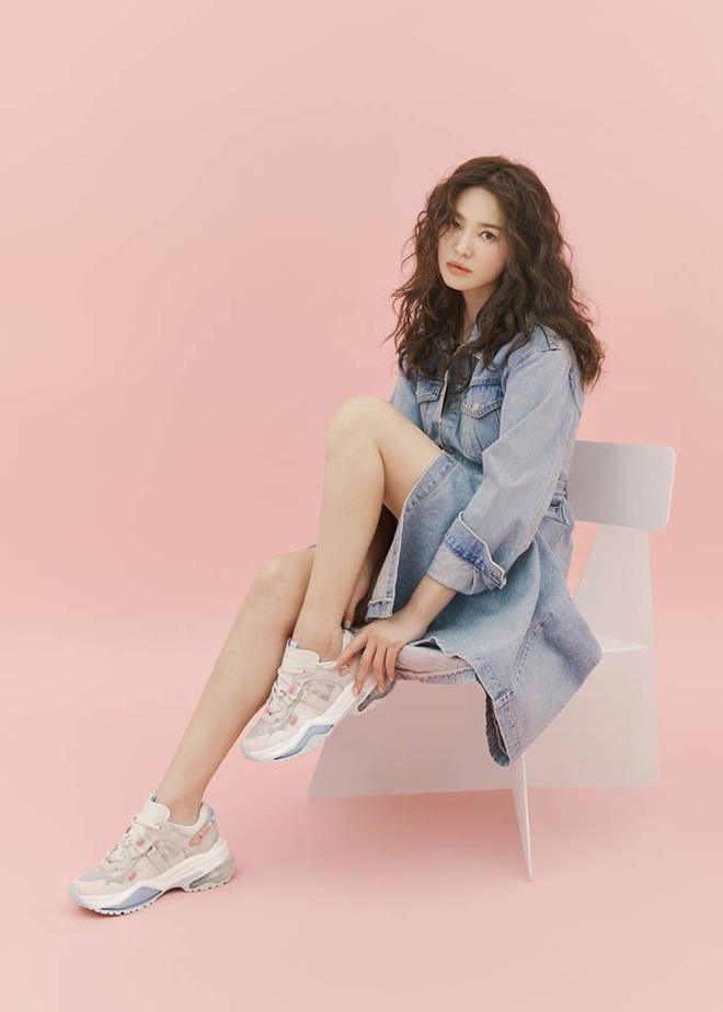 Hậu tin đồn tái hôn với đại gia Hong Kong, Song Hye Kyo tái xuất với mái tóc xoăn đầy khác lạ và cá tính - Ảnh 5. Hậu tin đồn tái hôn với đại gia Hong Kong, Song Hye Kyo tái xuất với mái tóc xoăn đầy khác lạ và cá tính - Ảnh 5.