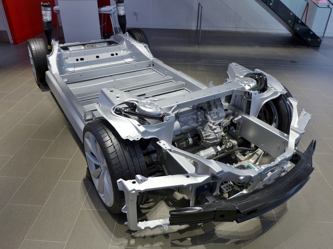 Mổ xẻ Tesla Model 3, kỹ sư Nhật kinh ngạc vì phát hiện ra điều không tưởng - Ảnh 4.