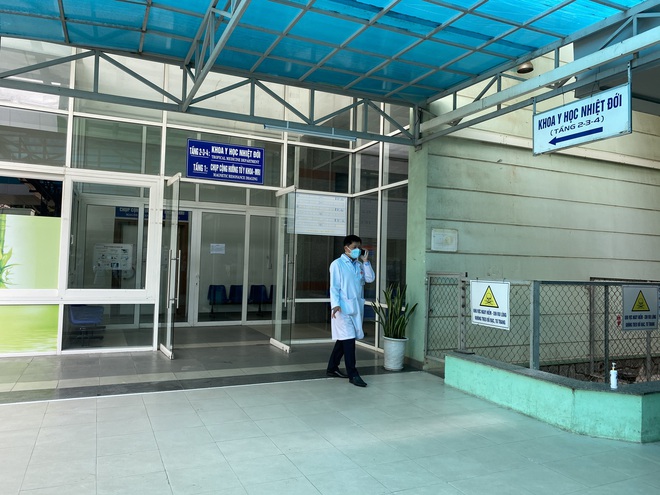 Giám đốc Sở Y tế bật khóc, bác sĩ điều trị hứa sẽ tiếp tục chiến đấu ngày 3 bệnh nhân Covid-19 ra viện - Ảnh 2. Giám đốc Sở Y tế bật khóc, bác sĩ điều trị hứa sẽ tiếp tục chiến đấu ngày 3 bệnh nhân Covid-19 ra viện - Ảnh 2.