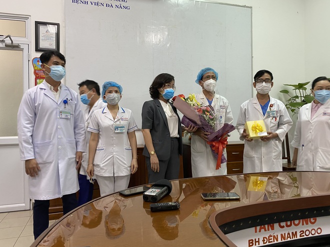 Giám đốc Sở Y tế bật khóc, bác sĩ điều trị hứa sẽ tiếp tục chiến đấu ngày 3 bệnh nhân Covid-19 ra viện - Ảnh 4. Giám đốc Sở Y tế bật khóc, bác sĩ điều trị hứa sẽ tiếp tục chiến đấu ngày 3 bệnh nhân Covid-19 ra viện - Ảnh 4.