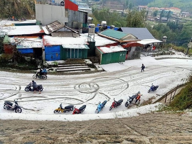 Mưa đá to bằng viên bi phủ trắng như tuyết trên đường, rừng núi Lai Châu - Ảnh 7.