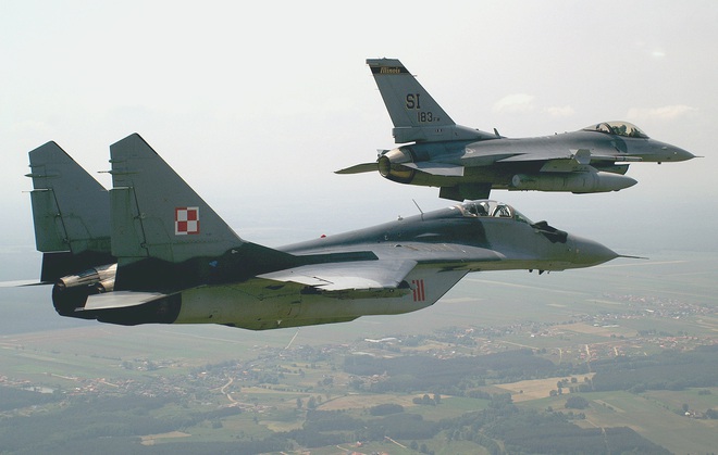 MiG-29 hộ tống Su-22, đối đầu với 4 F-16 NATO: Phi công Mỹ tiết lộ cảm giác săn đuổi - Ảnh 2.