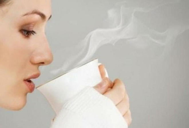 Điều xảy ra nếu bạn uống nước ấm mỗi sáng khi thức dậy? - Ảnh 1. Điều xảy ra nếu bạn uống nước ấm mỗi sáng khi thức dậy? - Ảnh 1.