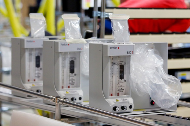 Sững sờ với cảnh lắp ráp máy thở trong xưởng máy bay Airbus - Ảnh 7. Sững sờ với cảnh lắp ráp máy thở trong xưởng máy bay Airbus - Ảnh 7.