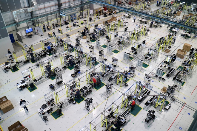Sững sờ với cảnh lắp ráp máy thở trong xưởng máy bay Airbus - Ảnh 1. Sững sờ với cảnh lắp ráp máy thở trong xưởng máy bay Airbus - Ảnh 1.