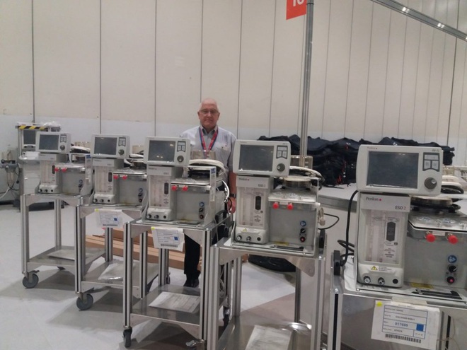 Sững sờ với cảnh lắp ráp máy thở trong xưởng máy bay Airbus - Ảnh 8. Sững sờ với cảnh lắp ráp máy thở trong xưởng máy bay Airbus - Ảnh 8.