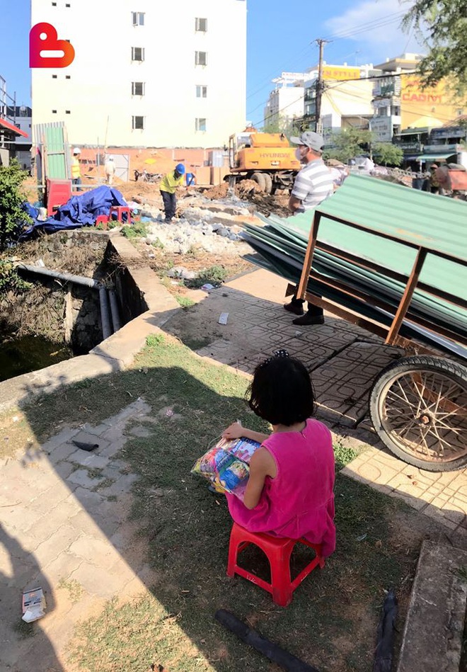Ngày tết thiếu nhi đi làm cùng bố, bé gái có hành động phụ việc khiến nhiều người bất ngờ - Ảnh 2. Ngày tết thiếu nhi đi làm cùng bố, bé gái có hành động phụ việc khiến nhiều người bất ngờ - Ảnh 2.