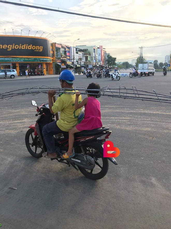 Ngày tết thiếu nhi đi làm cùng bố, bé gái có hành động phụ việc khiến nhiều người bất ngờ - Ảnh 3. Ngày tết thiếu nhi đi làm cùng bố, bé gái có hành động phụ việc khiến nhiều người bất ngờ - Ảnh 3.